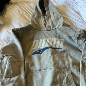 It’s a vintage puma hoodie from the early 2000’s. Size large in boys.